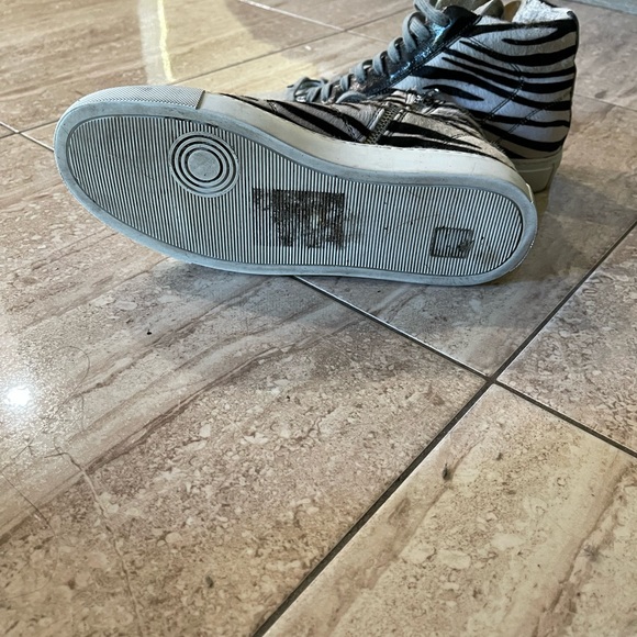 P488 black & silver sneakers size 39 which is size 9 Gently used - Picture 4 of 7